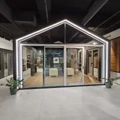 Nowoczesny salon okien i drzwi z ekspozycją w kształcie domu.