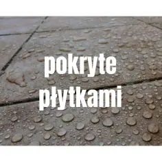 Balkonowa podłoga pokryta płytkami, na których widać krople wody. Wodoszczelne płytki chronią przed wilgocią.