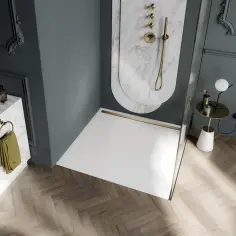 Elegancka łazienka z prysznicem walk-in, umywalką na marmurowej podstawie i złotymi akcentami. Wygodne **gniazdka w łazience** dyskretnie wkomponowane w wystrój.