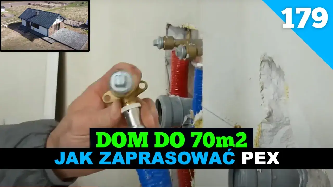 Instalacja wodna w domu pex: montaż przyłączy w ścianie. Widać czerwone i niebieskie rury pex.