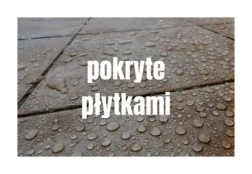 Balkonowa podłoga pokryta płytkami, na których widać krople wody. Wodoszczelne płytki chronią przed wilgocią.