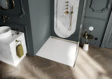 Elegancka łazienka z prysznicem walk-in, umywalką na marmurowej podstawie i złotymi akcentami. Wygodne **gniazdka w łazience** dyskretnie wkomponowane w wystrój.